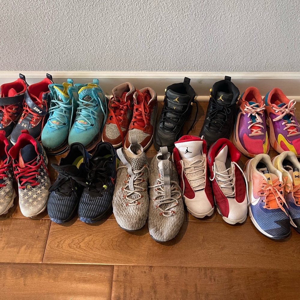 Boys shoes size 4 or 5.5. Big kids